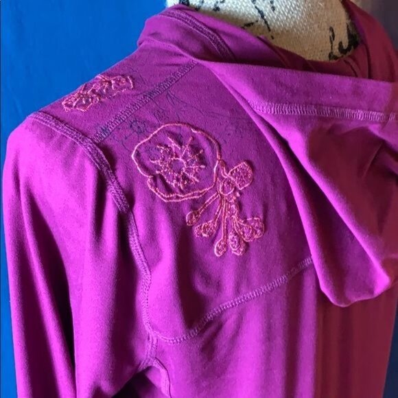 L.L. Bean Woman’s Athletics Shirt XS Emboirderd hoodie Pink Polyester Spandex - Picture 8 of 12